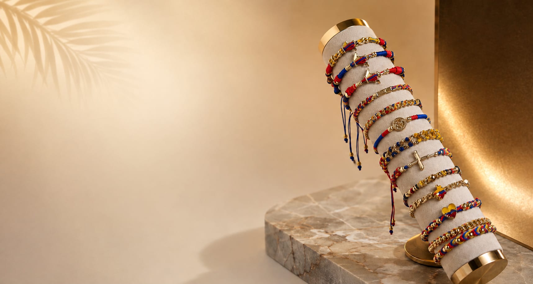 Manillas tejidas de Bethel Accesorios en hilo tricolor, cadena y dijes en metal dorado sobre un exhibidor